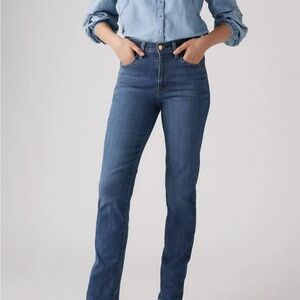 LEVIS 724 HIGH RISE STRAIGHT Jeans zipper and Button Closure Medium Wash